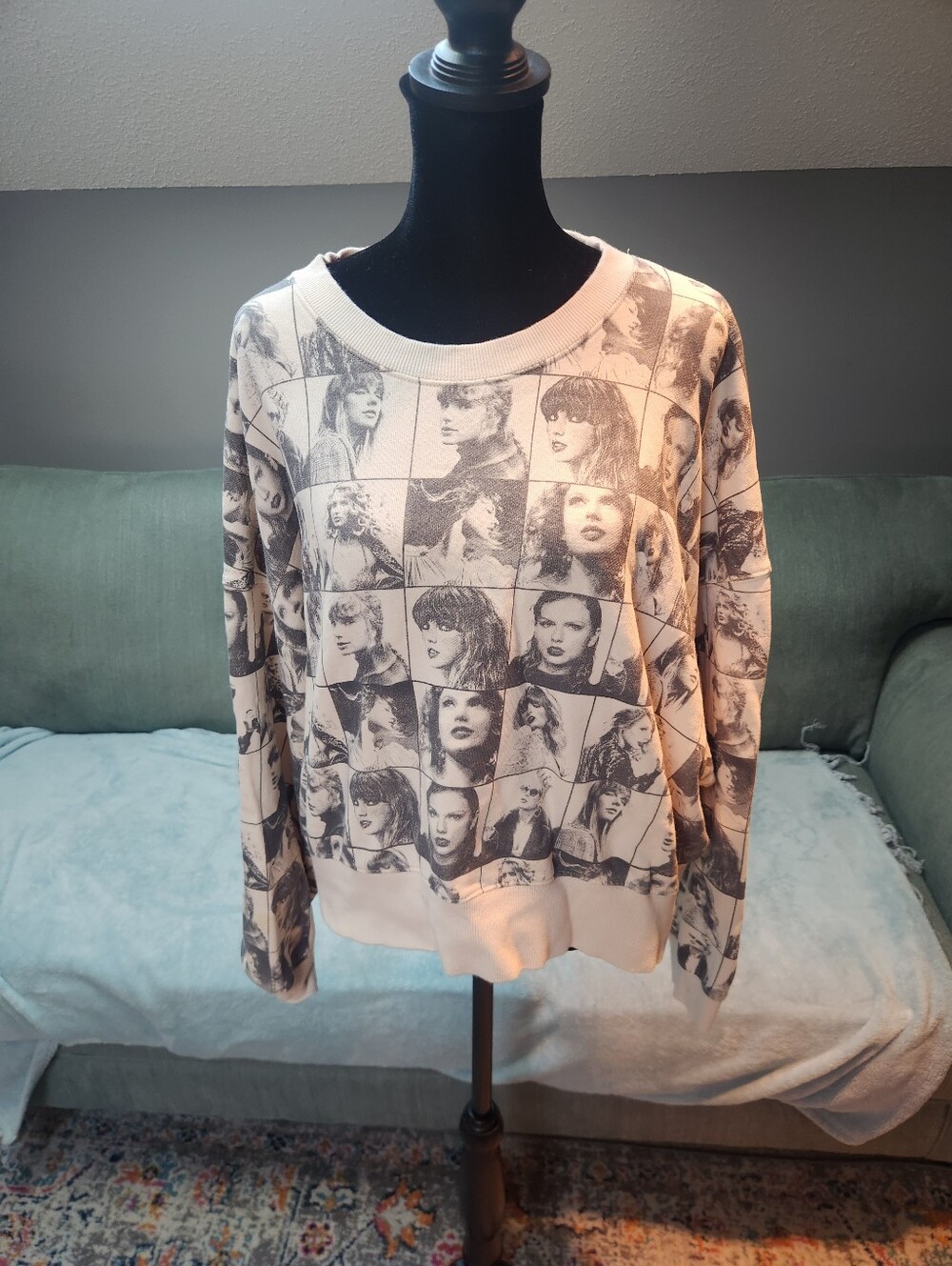 Taylor Swift Eras Tours Official Crewneck Sweatshirt - Black & Cream Large Good! - Picture 13 of 13
